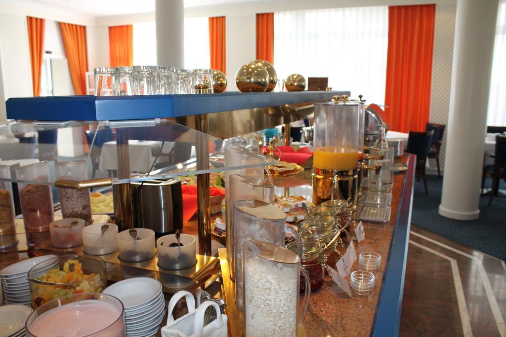 Alexander Am Zoo Hotel