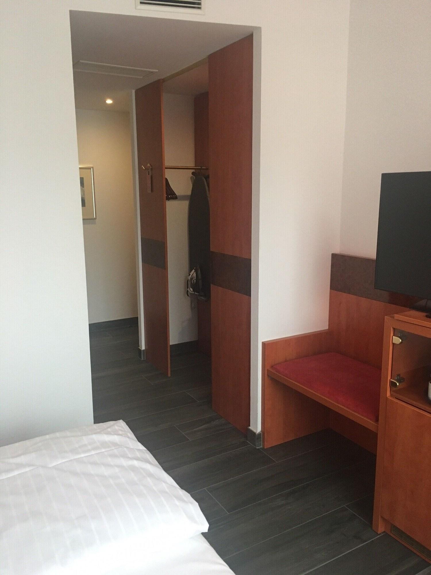 Alexander Am Zoo Hotel