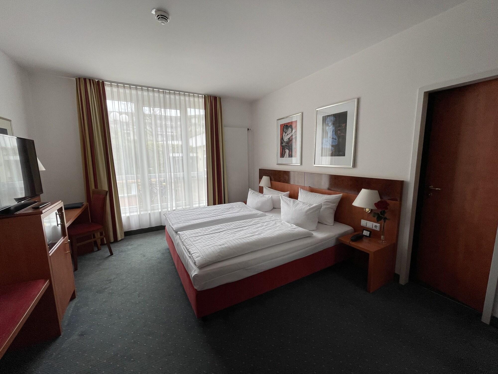 Alexander Am Zoo Hotel